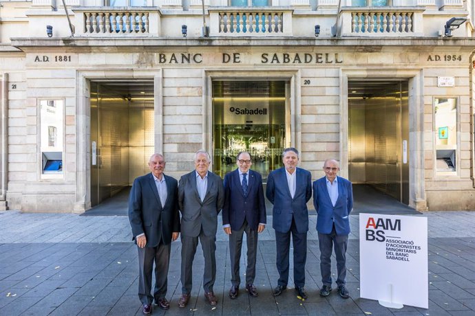 Los miembros de la Junta de la Asociación de Accionistas Minoritarios de Banco Sabadell ante la sede del banco