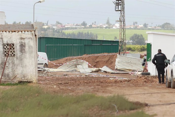Archivo - Restos de la nave esparcidos por los alrededores en el derrumbe de una nave agrícola en la cual tres trabajadores han perdido la vida. Imagen de archivo.