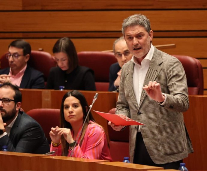 El procurador socialista José Luis Vázquez, en las Cortes de Castilla y León.