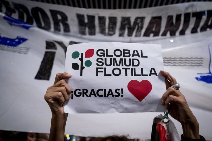 Dezenas de pessoas aguardam a chegada dos 21 cidadãos espanhóis da Sumud Global Flotilla no Aeroporto Adolfo Suárez Madrid-Barajas em 5 de outubro de 2025 em Madri (Espanha). Este é o primeiro grupo de 21 dos 49 cidadãos espanhóis que chegarão ao Aeroport