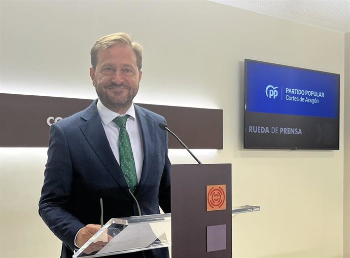 El portavoz del PP en las Cortes de Aragón, Fernando Ledesma, en rueda de prensa.