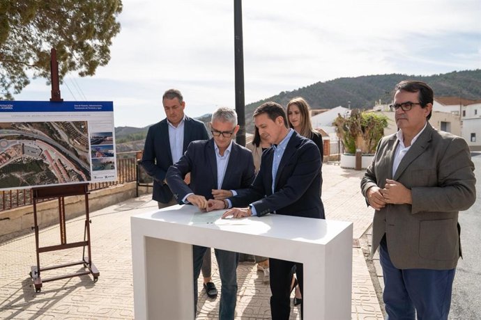 El presidente de la Diputación de Almería, Javier Aureliano García, y el alcalde de Armuña del Almanzora, Pedro Antonio Guerrero, durante el acto de inicio de las obras de mejora y acondicionamiento del acceso norte al municipio.