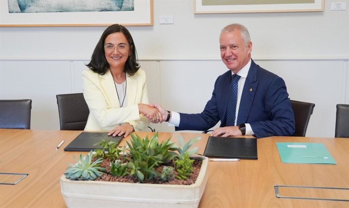 El presidente ejecutivo de la Fundación eAtlantic Fundazioa  y exlehendakari, Iñigo Urkullu, junto a la presidenta de la Red CRUSOE