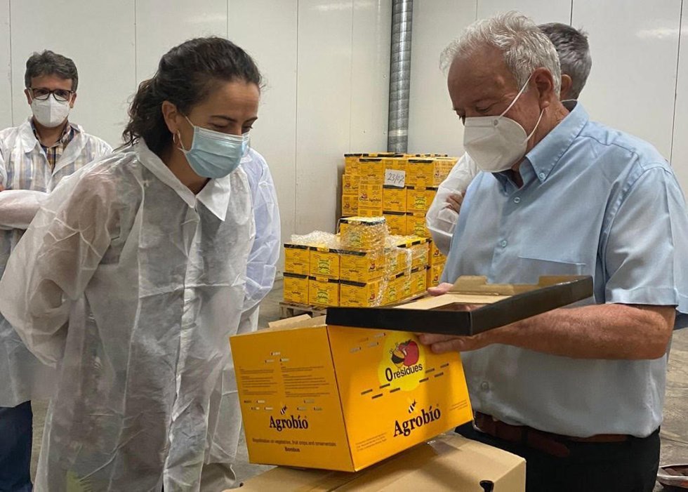 Archivo - La delegada de la Junta en Almería, Aránzazu Martín, visita la planta de Agrobío, especializada en control biológico. 