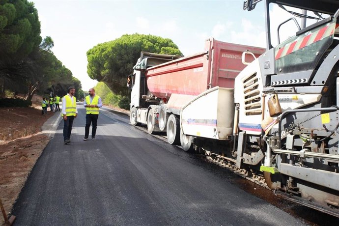Trabajos de asfaltado en la carretera CA-3113 entre Puerto Real y La Ina ejecutados por la Diputación de Cádiz