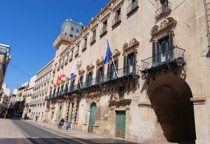 Archivo - Fachada del Ayuntamiento de Alicante