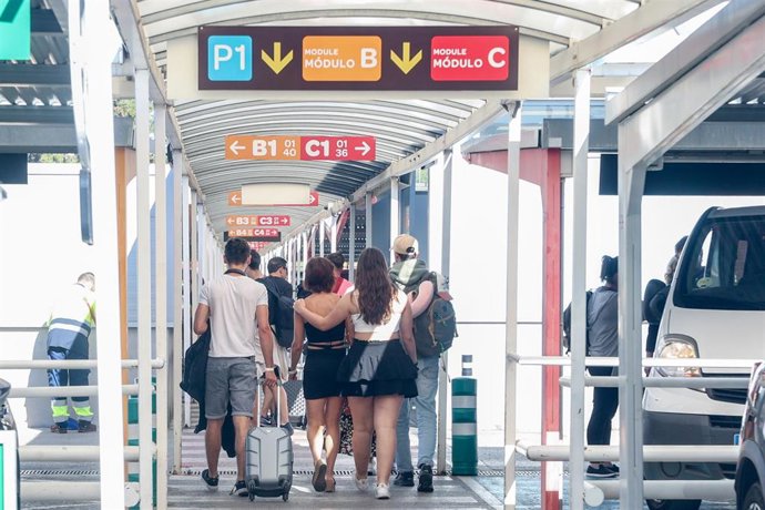 Archivo - Varias personas a la salida del aeropuerto Adolfo Suárez-Madrid Barajas, a 4 de agosto de 2023, en Madrid (España).