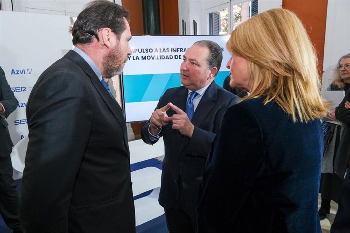 Archivo - El presidente de la Diputación, David Toscano, junto al ministro de Transportes y Movilidad Sostenible, Óscar Puente, y la alcaldesa de Huelva, Pilar Miranda.