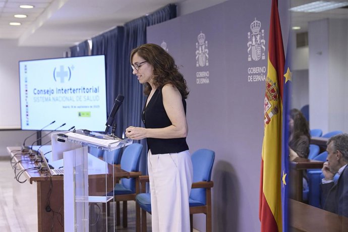 A Ministra da Saúde, Mónica García, durante uma coletiva de imprensa após presidir, telematicamente, a reunião do Conselho Interterritorial do Sistema Nacional de Saúde (CISNS), em 18 de setembro de 2025, em Madri (Espanha). Durante a coletiva de imprensa