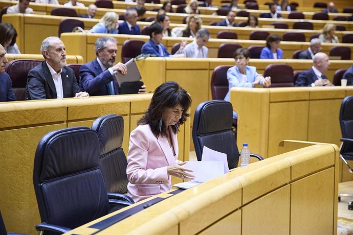 La ministra de Igualdad, Ana Redondo, durante un pleno en el Senado, a 1 de octubre de 2025, en Madrid (España).  