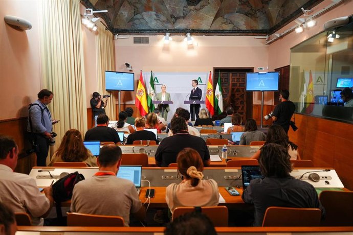 La consejera de Economía, Hacienda y Fondos Europeos y portavoz del Gobierno, Carolina España; y el consejero de Agricultura, Pesca, Agua y Desarrollo Rural, Ramón Fernández-Pacheco, en la rueda de prensa. A 8 de octubre de 2025, en Sevilla (Andalucía, Es