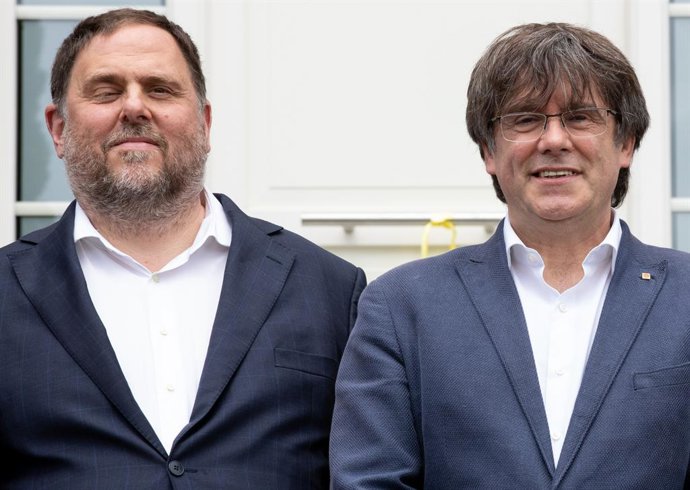 Archivo - L'exvicepresident i líder d'ERC, Oriol Junqueras, i l'expresident i líder de Junts, Carles Puigdemont