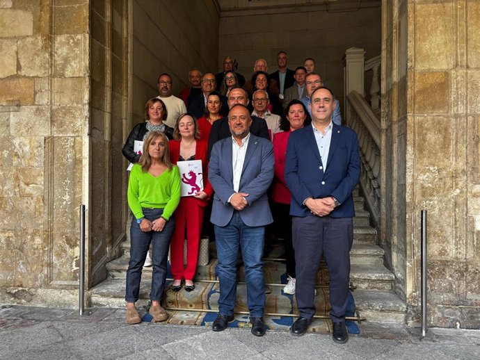 El presidente de la Diputación de León, Gerardo Álvarez Courel, con los representantes de los 24 ayuntamientos en los que se implantará la IA para la gestión municipal.
