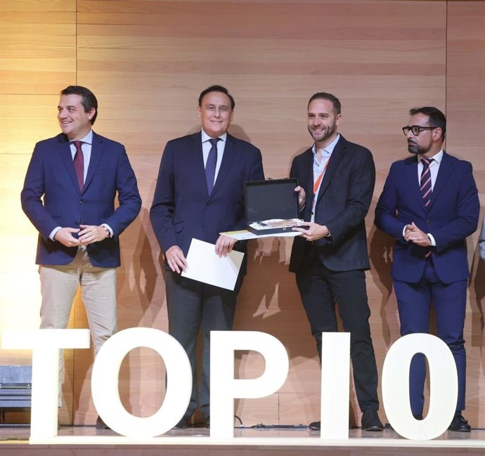 El consejero de Universidad, Investigación e Innovación de la Junta de Andalucía, José Carlos Gómez Villamandos, con premiados en los 'Top 101 Spain Up Nation'.