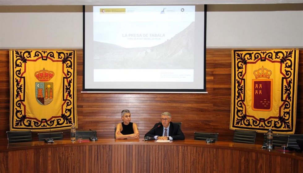 El presidente de la Confederación Hidrográfica del Segura (CHS), Mario Urrea, informa sobre la presa Tabala