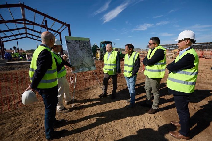 El consejero de Desarrollo Rural y Medio Ambiente, José Mari Aierdi, visita el avance en la ejecución de las obras de modernización del regadío de Ribaforada.
