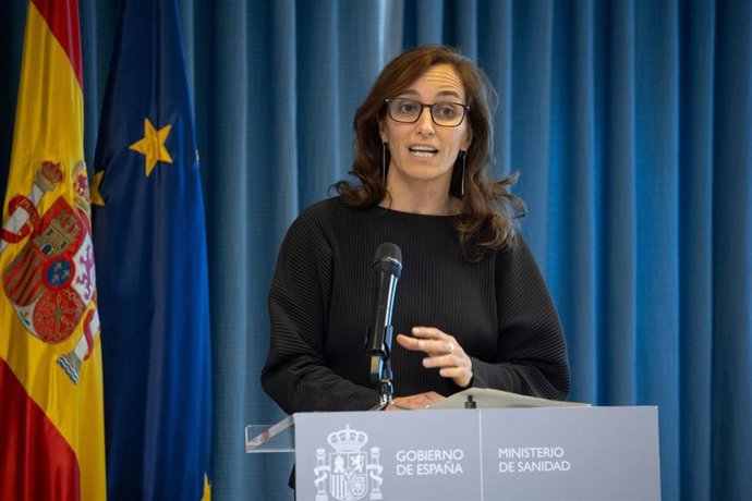 La ministra de Sanidad, Mónica García, ofrece declaraciones a la prensa tras la reunión extraordinaria del pleno del Consejo Interterritorial del Sistema Nacional de Salud (CISNS), a 8 de octubre de 2025, en Madrid (España).