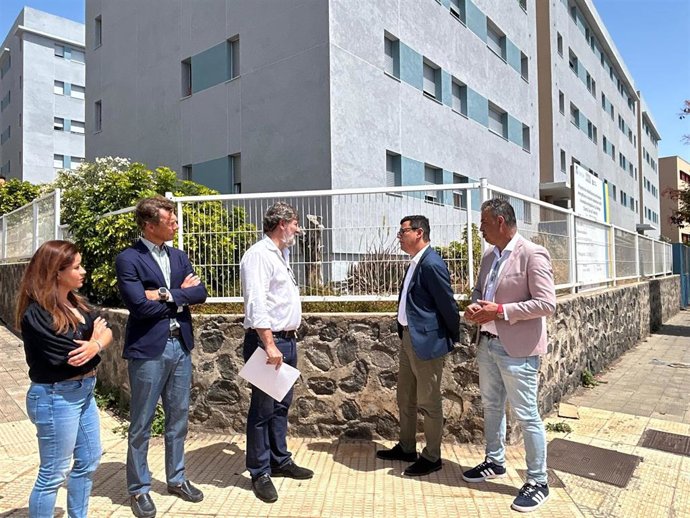 Archivo - El consejero de Obras Públicas, Transportes y Vivienda del Gobierno de Canarias, Pablo Rodríguez, en una visita a obras de rehabilitación enegrética en Tenerife