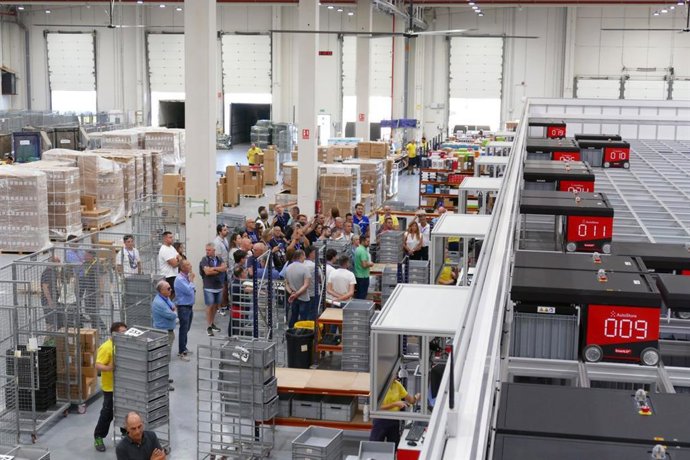 Los clientes de Depau visitan su nuevo almacén robotizado.