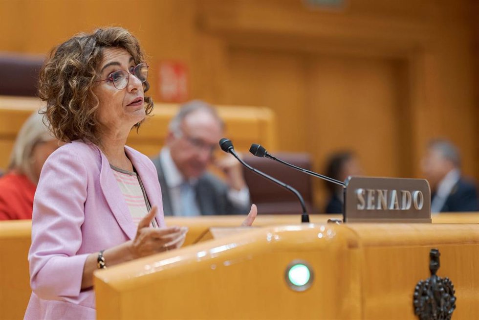 La vicepresidenta primera y ministra de Hacienda, María Jesús Montero, durante una sesión de control al Gobierno, en el Senado, a 30 de septiembre de 2025, en Madrid (España). 