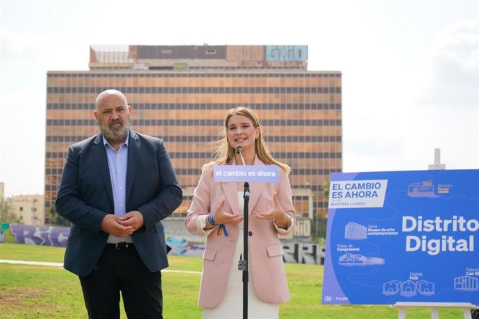 Archivo - El alcalde de Palma, Jaime Martínez, con la presidenta del Govern, Marga Prohens.