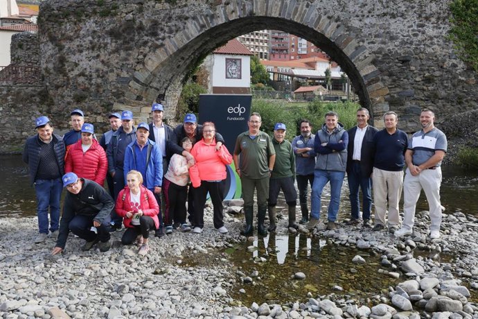 Usuarios del Centro de Apoyo a la Integración (CAI) de Penlés, el director ejecutivo de la Fundación EDP, Juan García-Ovies, así como el alcalde de Cangas del Narcea, José Luis Fontaniella, y miembros de la Asociación de Pescadores Fuentes del Narcea.