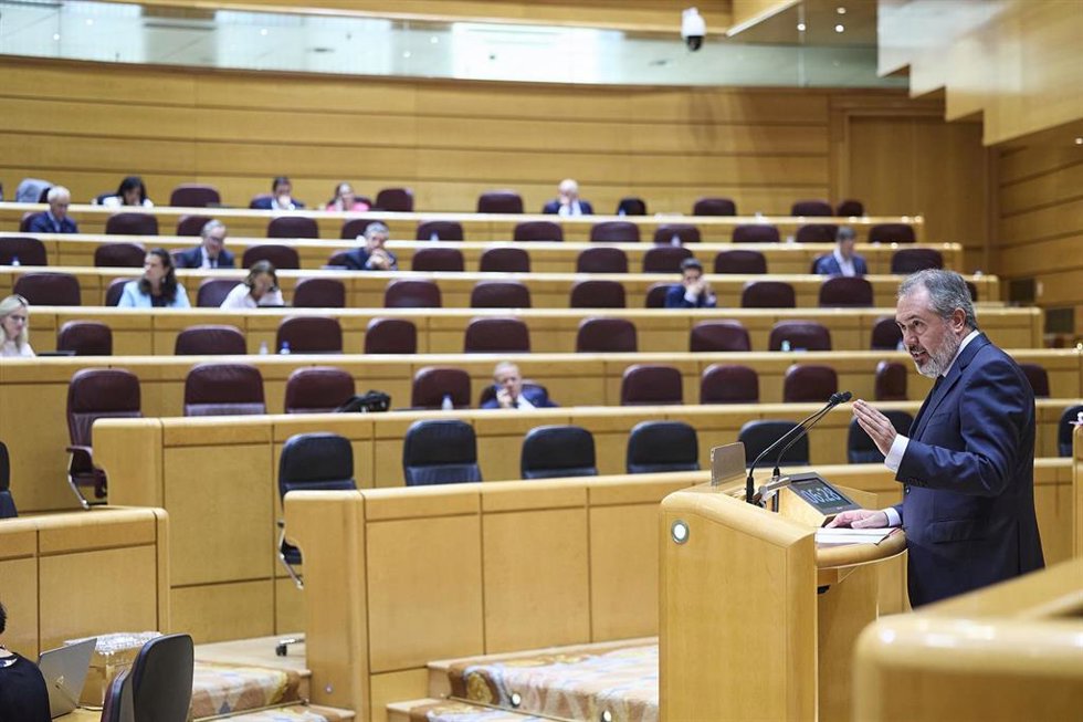 El senador del PSOE Juan Espadas interviene durante un pleno en el Senado, a 1 de octubre de 2025, en Madrid (España).