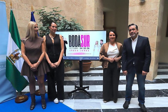 La delegada de Comercio y Consumo en el Ayuntamiento de Jerez de la Frontera (Cádiz), Nela García, junto a los organizadores del Salón de la boda & la comunión, Bodasur 2025.