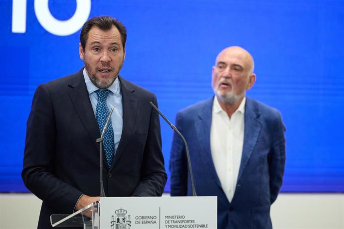 Archivo - El ministro de Transportes y Movilidad Sostenible, Óscar Puente (i), y el alcalde de Navalcarnero, José Luis Adell (d), durante una rueda de prensa, en el Ministerio de Transportes y Movilidad Sostenible.