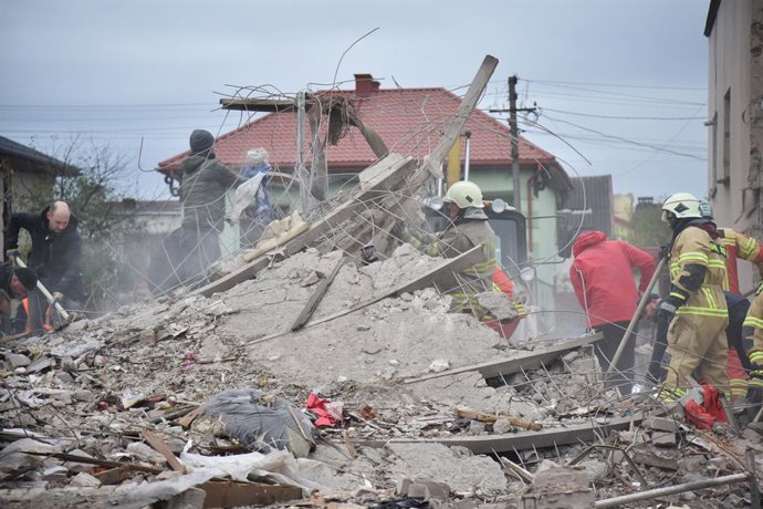 5 de outubro de 2025, Lviv, Ucrânia: Pessoas e equipes de resgate limpam os escombros de uma casa depois de um impacto direto de um míssil russo após um ataque maciço de mísseis e drones em Lviv Após um ataque maciço de mísseis e drones em Lviv pelas forç