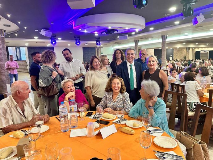 El presidente de la Diputación de Málaga, Francisco Salado, ha recibido a los participantes junto a la alcaldesa de Algarrobo, Natacha Rivas, en el primero de los seis encuentros que se sucederán en el mes de octubre