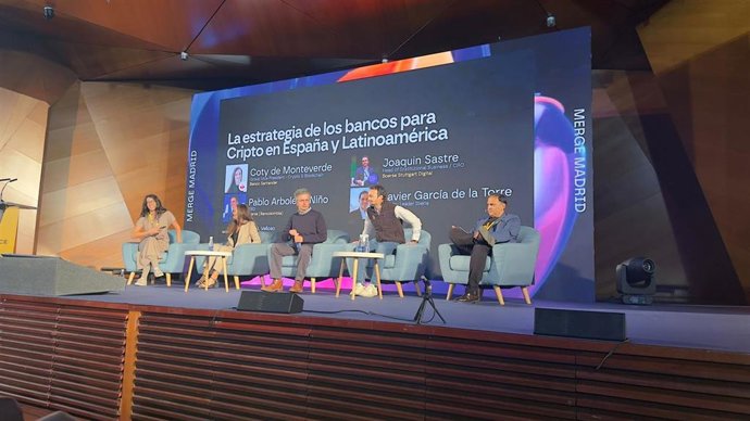 Desarrollo de la mesa “La estrategia de los bancos para Cripto en España y Latinoamérica” durante The Merge, en Madrid, a 8 de octubre de 2025.
