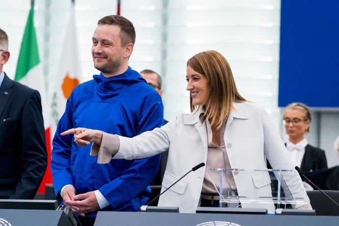 O primeiro-ministro da Groenlândia, Jens Nielsen, com a presidente do Parlamento Europeu, Roberta Metsola, na sessão plenária em Estrasburgo.