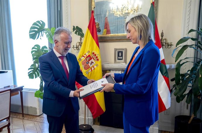 La consejera de Gobernanza, Administración Digital y Autogobierno, Maria Ubarretxena, entrega al ministro de Política Territorial y Memoria Democrática, Ángel Víctor Torres, las 10 propuestas de transferencias elaboradas por el Gobierno Vasco.