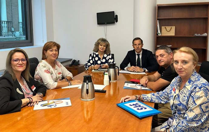 Imagen de la reunión de los sindicatos con integrantes del PP.