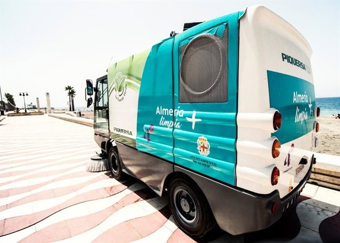 Vehículo de limpieza viaria del Ayuntamiento de Almería en el Paseo Marítimo.