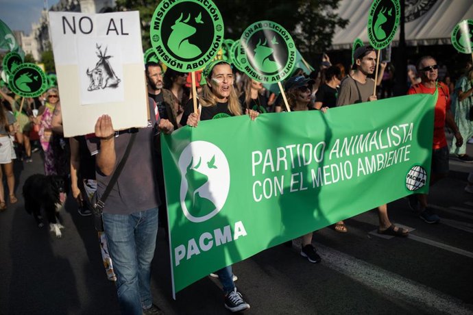 Decenas de personas durante la manifestación antitaurina Misión Abolición 2025, a 20 de septiembre de 2025, en Madrid (España). 