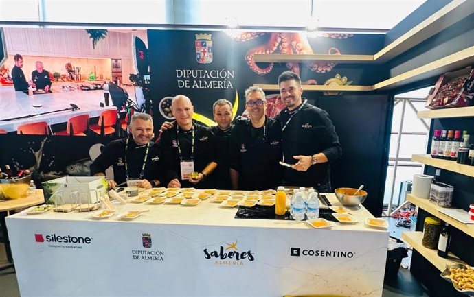 Los chefs almerienses de la Asociación Almería Gastronómica durante una de las degustaciones en el estand de la marca 'Sabores Almería' en San Sebastián Gastronomika.
