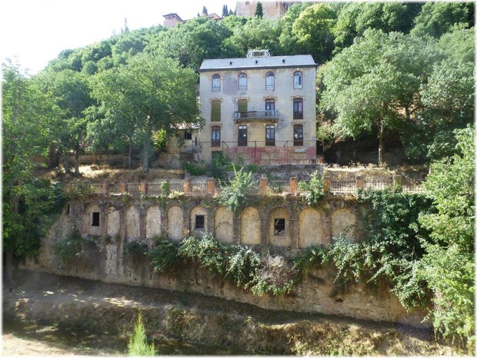Archivo - El conocido como Hotel Reuma en el entorno del Paseo de los Tristes de Granada, en imagen de archivo