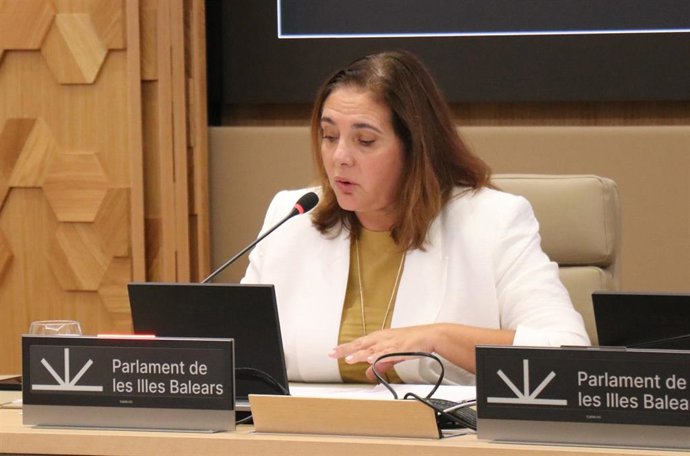 La consellera de Salud, Manuela García, en la Comisión de Salud