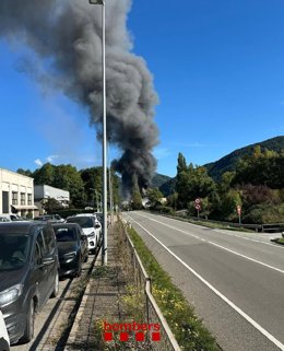 Incendi en una nau industrial a Ripoll (Girona)