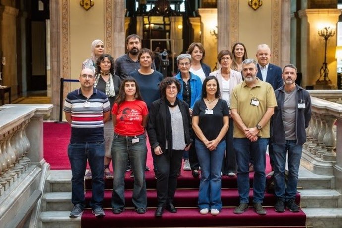 Miembros de los sindicatos y algunos diputados tras la presentación del manifiesto en el Parlament