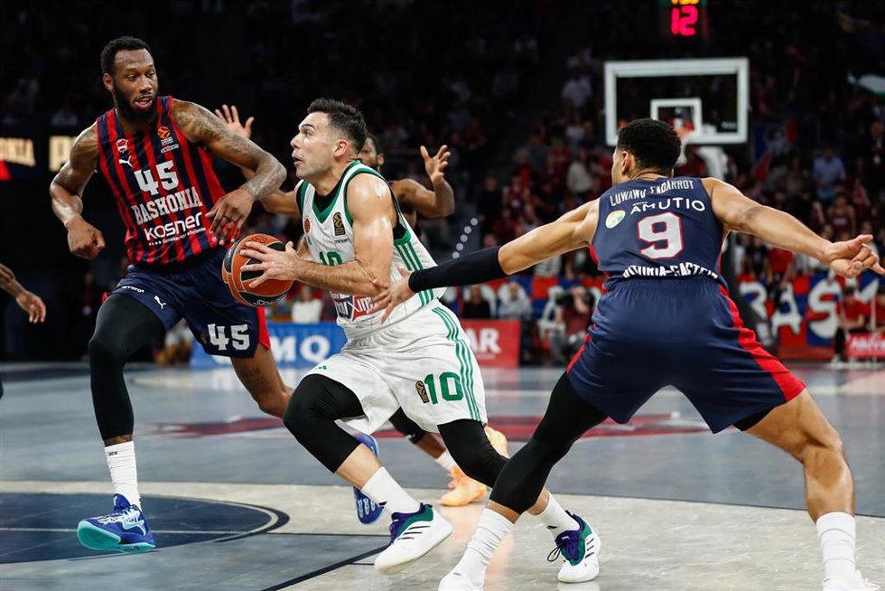 Archivo - El base de Panathinaikos Kostas Sloukas, durante el partido de la temporada pasada contra Baskonia.
