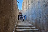 Foto: O.Próximo.- Las autoridades israelíes cierran la mezquita de Abraham en Hebrón durante la festividad judía de Sucot