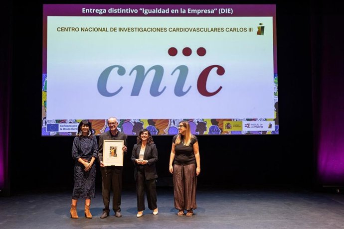 Igualdad otorga al CNIC un distintivo para reconocer el desarrollo de políticas igualitarias dentro de su estructura