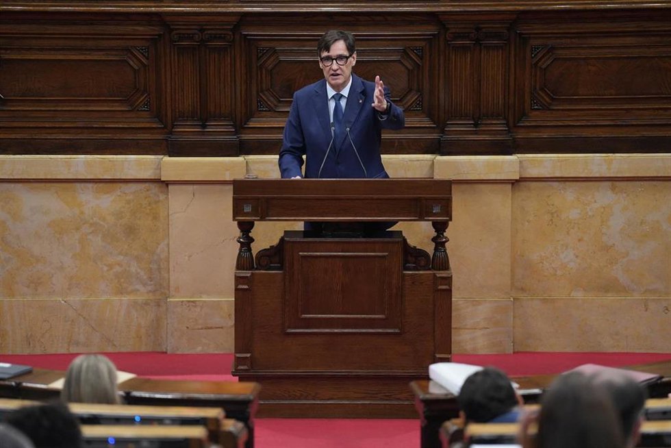 El president de la Generalitat, Salvador Illa, durante la segunda jornada del Debate de Política General, en el Parlament de Catalunya, a 8 de octubre de 2025