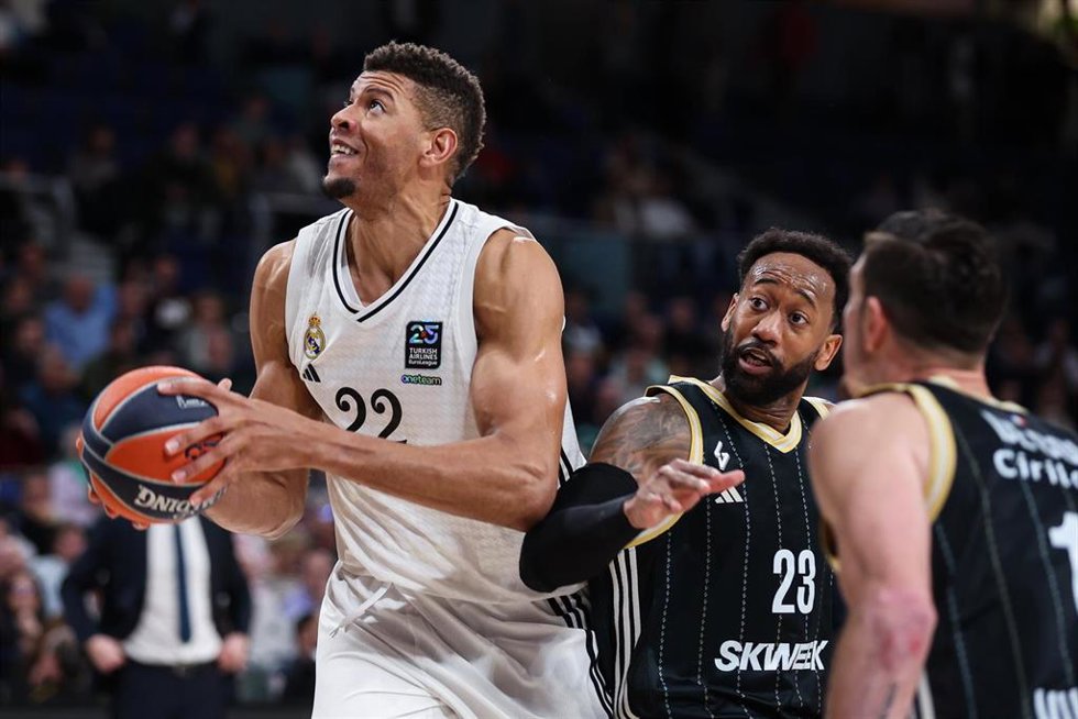 Archivo - El pívot del Real Madrid Walter Tavares, durante el partido contra ASVEL Villeurbenne la temporada pasada.