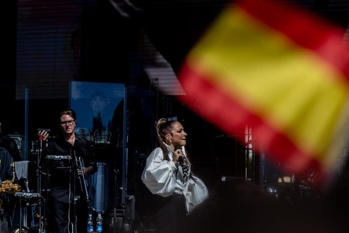 La cantante Gloria Estefan durante su concierto en la Plaza de Colón, a 5 de octubre de 2025, en Madrid (España). Este domingo se enmarca en una de las jornadas dentro de la programación de la Hispanidad 2025 con el concierto de Gloria Estefan, ganadora d