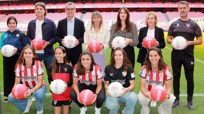 Presentación de la iniciativa destinada a promover la visibilidad y el apoyo al fútbol femenino en los partidos que el primer equipo disputará esta temporada en San Mamés
