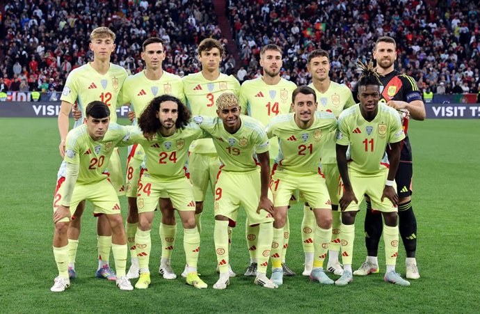 Archivo - 08 June 2025, Bavaria, Munich: Spain players line up for the team photo before the start of the UEFA Nations League final soccer match between Portugal and Spain at the Allianz Arena. Photo: Christian Charisius/dpa